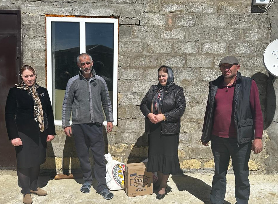 В канун  праздника Ураза-байрам руководство Центра социального обслуживания населения в Дахадаевском районе посетили многодетные  семьи и семьи участников СВО